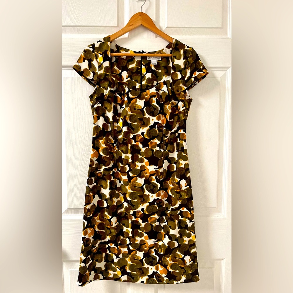 Olivia Matthew’s olive green black, white colors